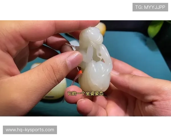 球员进球后从袜子里掏出新疆和田玉,雕成“球王”印章盖在球上